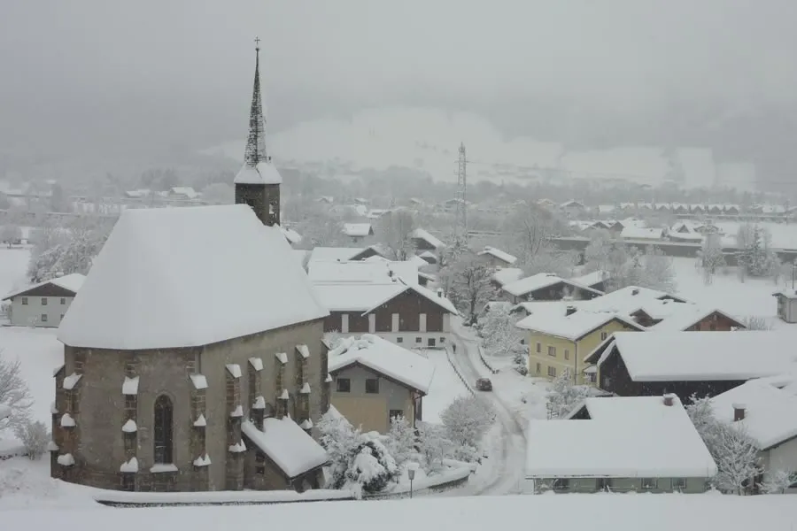 Blick von unserem Haus auf die verschneite Kirche